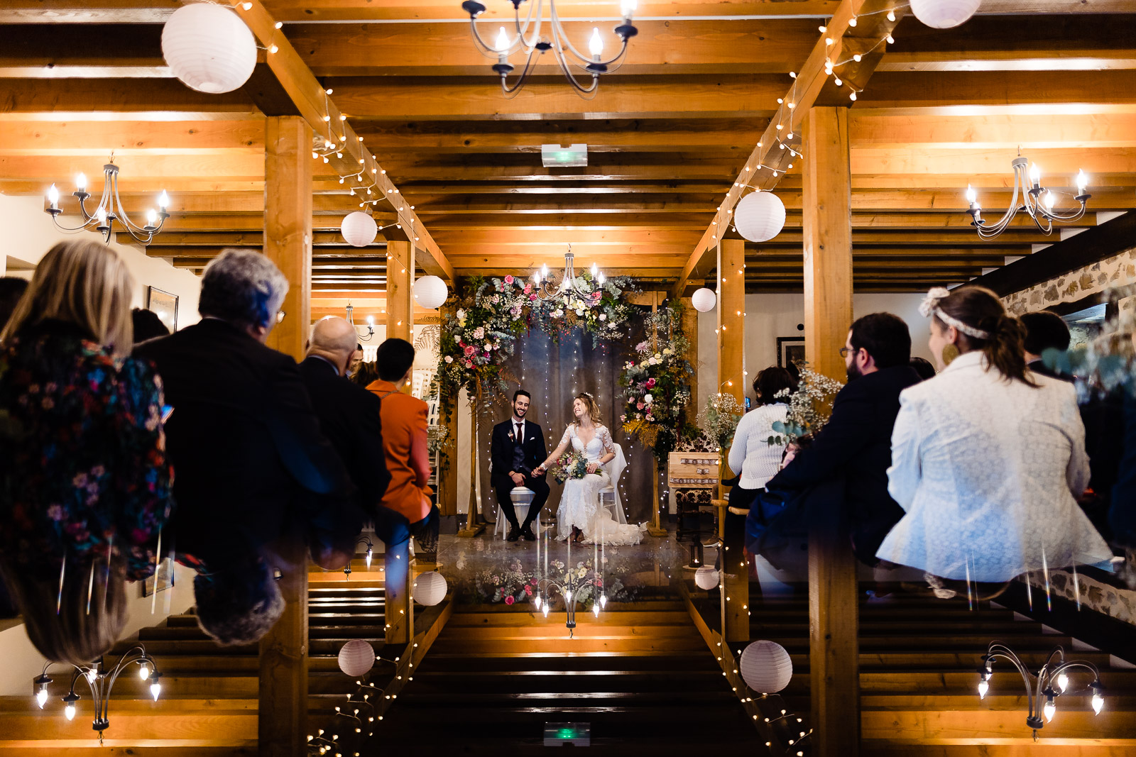 Cérémonie de mariage dans une grange décorée de guirlandes lumineuses, Lozère Cérémonie de mariage dans une grange décorée de guirlandes lumineuses, Lozère