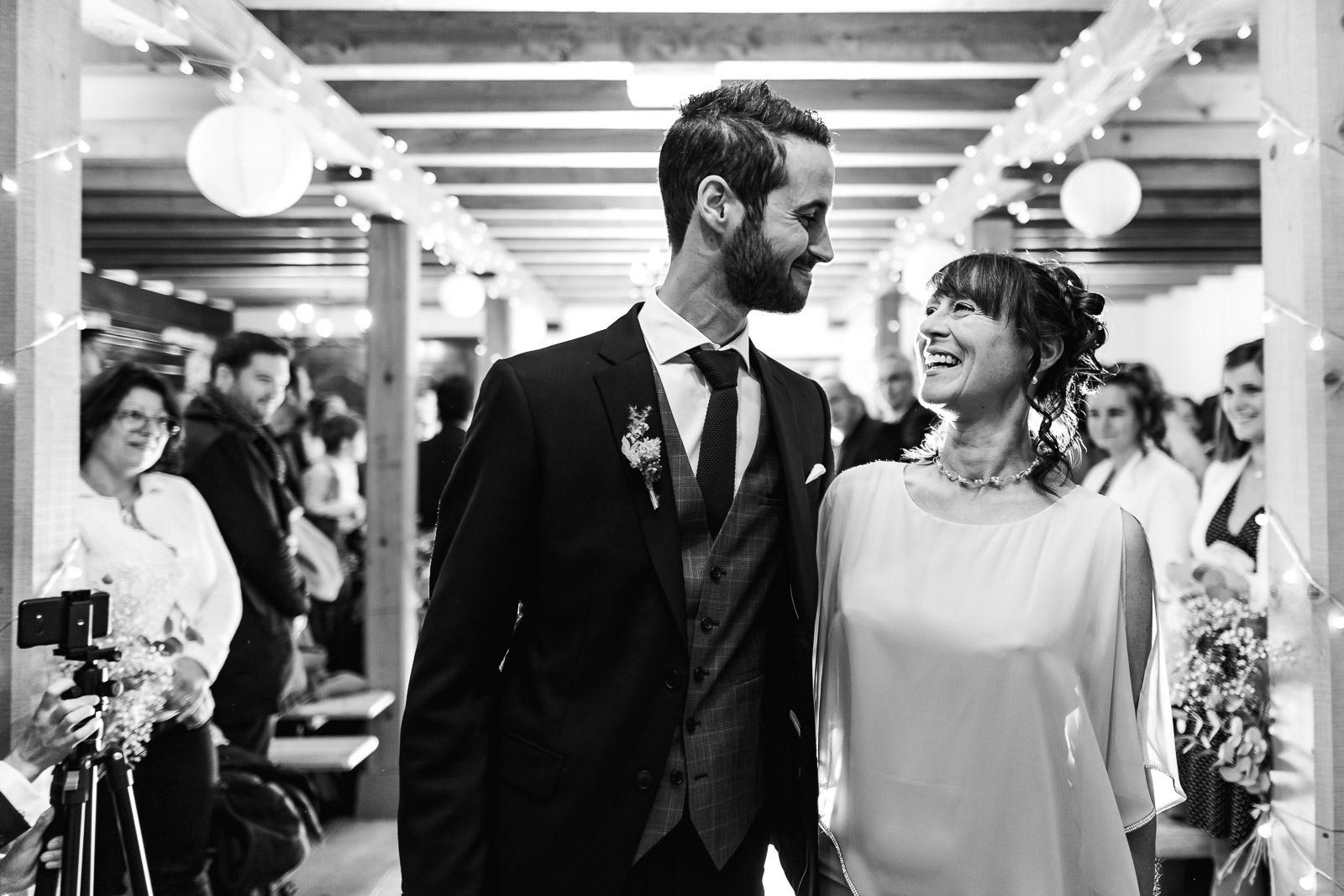 Complicité entre le marié et sa mère, mariage en Lozère Complicité entre le marié et sa mère, mariage en Lozère
