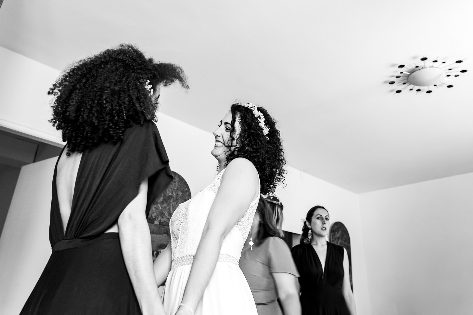 Complicité entre la mariée et son témoin, mariage en Lozère Complicité entre la mariée et son témoin, mariage en Lozère
