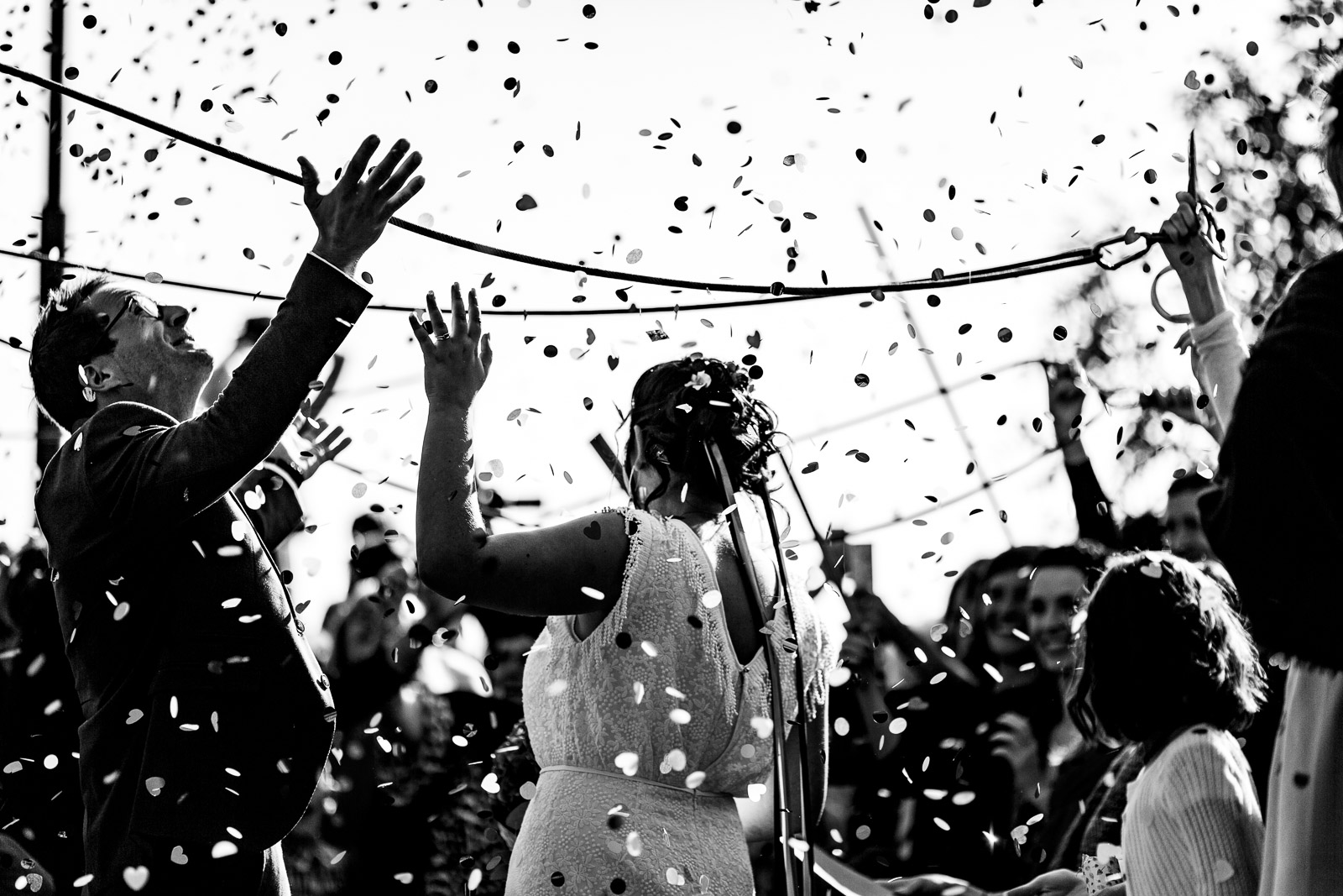 Lancer de confettis lors d'un mariage en Lozère Lancer de confettis lors d'un mariage en Lozère