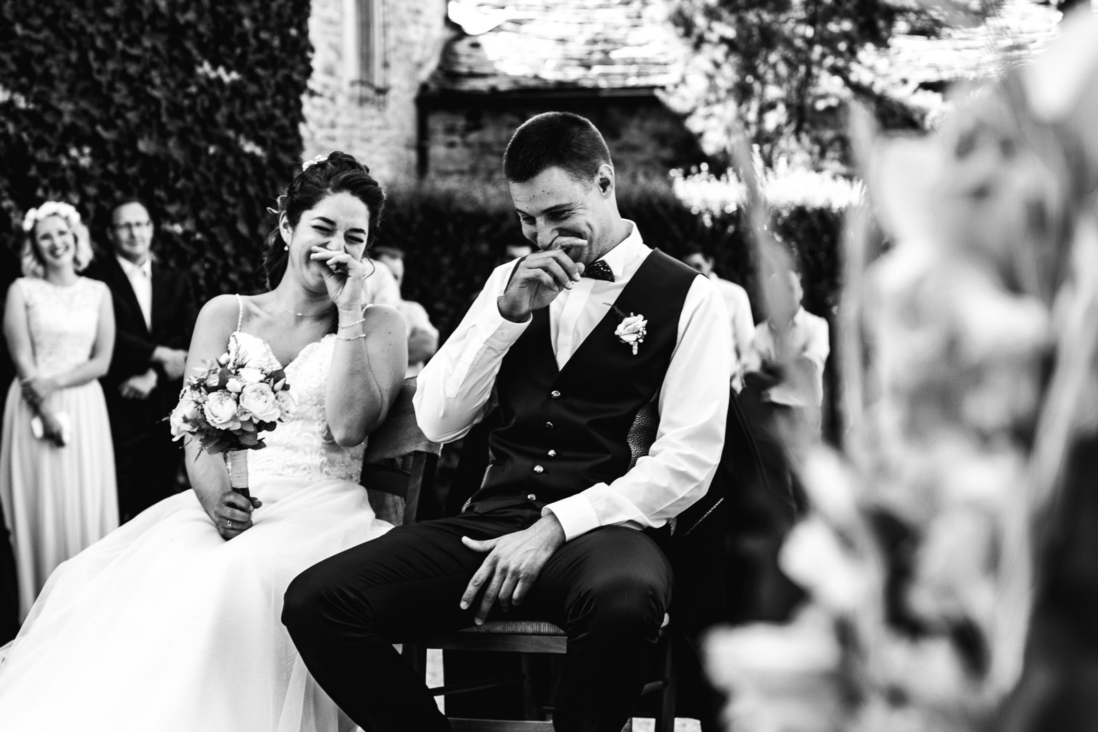 Photographe de mariage en Lozère — rires pendant la cérémonie en extérieur Photographe de mariage en Lozère — rires pendant la cérémonie en extérieur