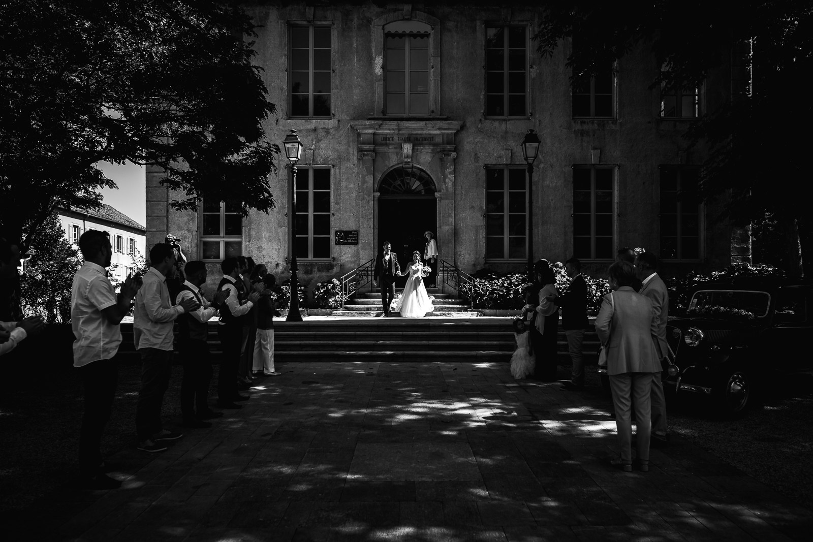 Sortie de mairie en voiture ancienne, mariage en Lozère Sortie de mairie en voiture ancienne, mariage en Lozère