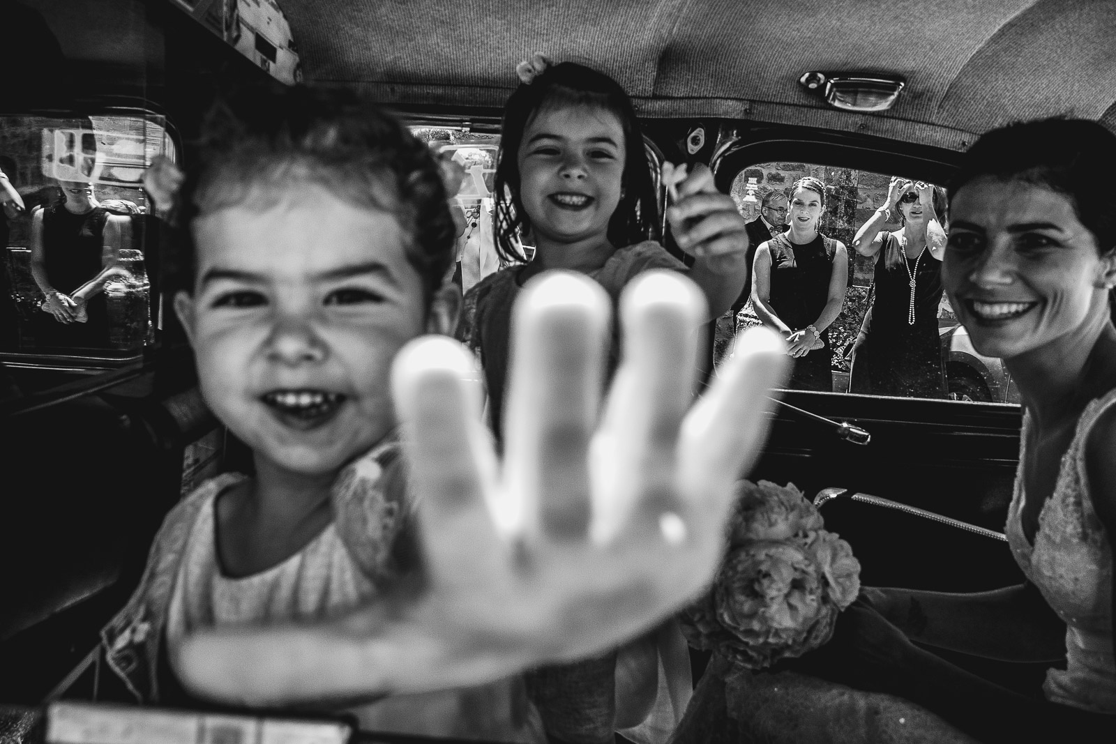 Enfants d'honneur dans la voiture de mariage, Lozère Enfants d'honneur dans la voiture de mariage, Lozère