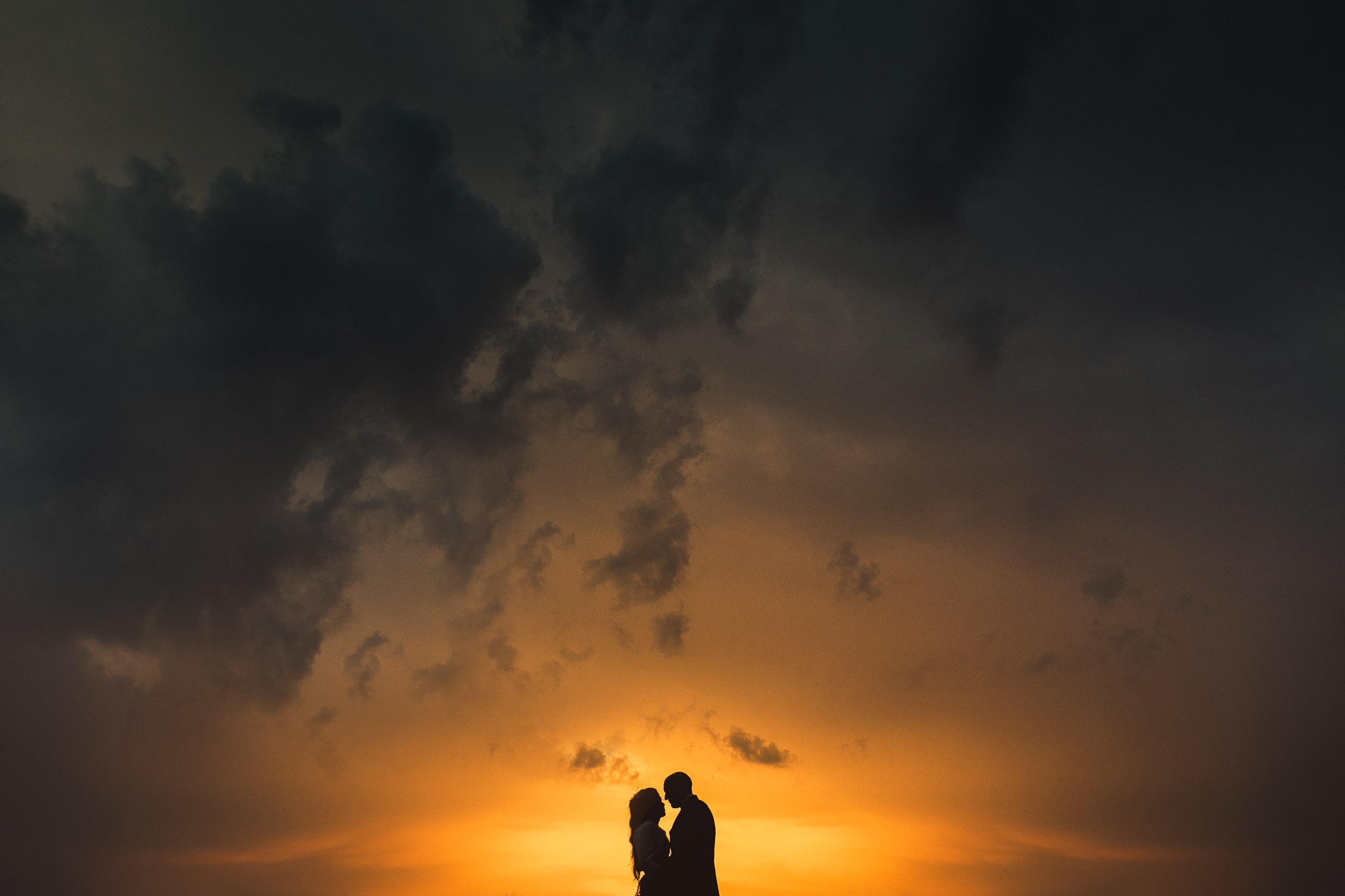 Photographe de mariage en Lozère — couple au coucher de soleil