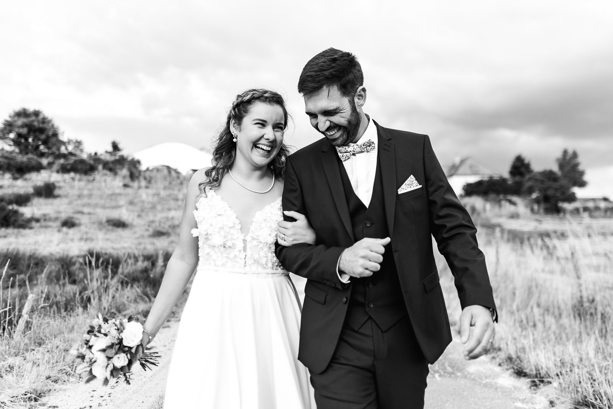 Photographe de mariage en Lozère — Émotion et complicité du couple de mariés lors de la séance couple en extérieur